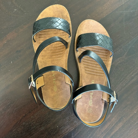 Sandals - Picture 3 of 4